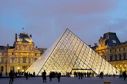 המוזיאון הפופולרי בעולם יוצא מפריז. הלובר  (צילום: איי פי) (צילום: איי פי)