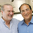 יורם גלובוס (משמאל) עם יגאל גלאי 
