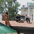 התושבים התבצרו על הגג