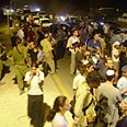 בני נוער ניסו להפריע להצבת בטונדות