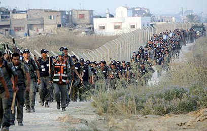 כוחות משטרה זורמים לכפר דרום, אוגוסט 2005 (צילום: איי אף פי) (צילום: איי אף פי)
