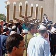 תושבי נצרים לוקחים איתם את סמל המנורה
