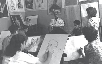 מן הארכיון: שיעור אמנות בבצלאל, 1950. שימו לב שלאיש מהתלמידים אין מק (צילום: לע"מ) (צילום: לע