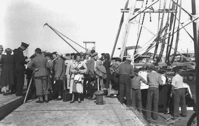 עולים חדשים באים לנמל תל אביב, 1938 (צילום: זולטן קלוגר, לע"מ) (צילום: זולטן קלוגר, לע