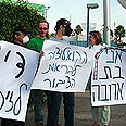 מפגינים מול בתי הזיקוק