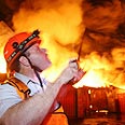 כבאים מנסים להשתלט על האש