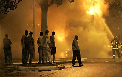 "המהגרים משיבים לפעמים אש כמו חיה פצועה". פריז בלהבות, 2005 (צילום: איי פי) (צילום: איי פי)
