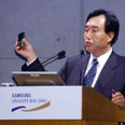 לי קי-טאה  נשיא סמסונג מציג את ה-SPH-V8200
