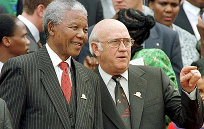 מנדלה עם פרדריק וילם דה קלארק, נשיא דרום אפריקה לשעבר                     (צילום: איי פי) (צילום: איי פי)