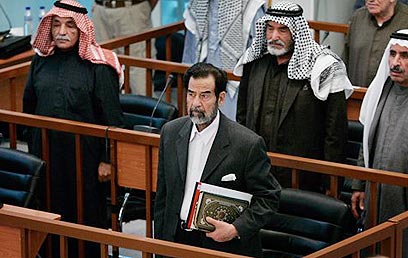 שלח את בנו קסאי לקחת מיליארד דולר מהבנק. סדאם בעת משפטו (צילום: איי פי) (צילום: איי פי)