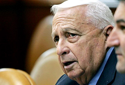 Ariel Sharon in cabinet meeting in 2005 (Photo: Reuters)