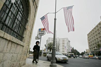 דגלים לקראת ביקור בוש בירושלים. בפעם האחרונה שבא לפה נשיא (צילום: רויטרס) (צילום: רויטרס)