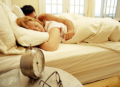 לישון עם תריסים פתוחים כדי לאפשר חדירת אור לחדר (צילום: index open) (צילום: index open)