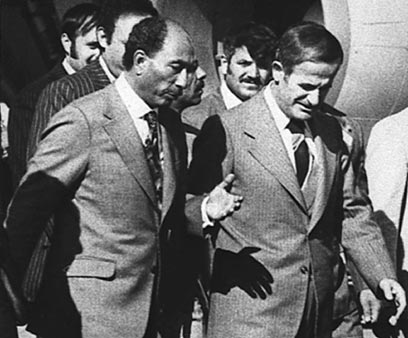 אנואר סאדאת וחאפז אסד, 1977. גרפולוג פיענח כתב היד של נשיא מצרים (צילום: איי פי) (צילום: איי פי)
