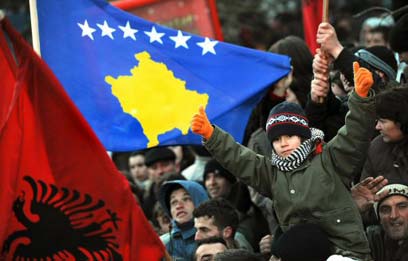 האלבנים של קוסובו חולמים על האיחוד האירופי (צילום: AFP) (צילום: AFP)
