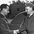 הרמטכ"ל היוצא, יגאל ידין (מימין) מברך את הרמטכ"ל הנכנס, מרדכי מקלף, 1952 הרמטכ"ל היוצא, יגאל ידין (מימין) מברך את הרמטכ"ל הנכנס, מרדכי מקלף, 1952