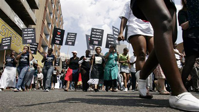 נשים רצו למחות בחצאיות מיני נגד אונס, המשטרה אסרה. הפגנה ביוהנסבורג ב-2008 (צילום: AP) (צילום: AP)