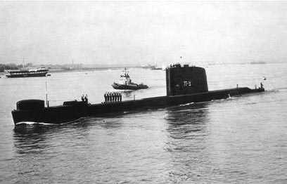 הצוללת דקר לפני צאתה להפלגה מנמל פורטסמות', אוגוסט 1967 (צילום: לע"מ) (צילום: לע