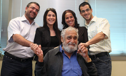 הרב הלפרין, עם בני משפחתו (צילום: אוראל כהן) (צילום: אוראל כהן)