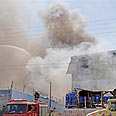 בודקים אם יש דליפת חומרים מסוכנים. השריפה באשדוד