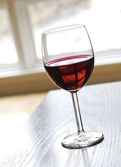 כוס יין אדום ליין גם מורידה את הכולסטרול הרע וגם מעלה את הטוב (צילום: ויז'ואל פוטוס) (צילום: ויז'ואל פוטוס)