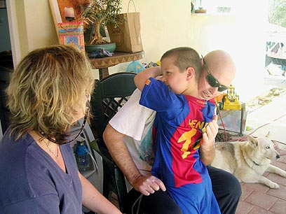 דוד אך עם בנו ואשתו קרוליין, מרס 2008 ()