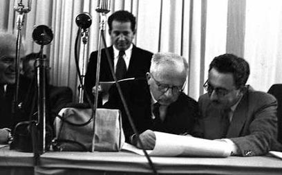 Moshe Sharett (right) and Pinchas Rosen sign the Declaration of Independence 1948. (Photo: Zoltan Kluger) (Photo: Zoltan Kluger)