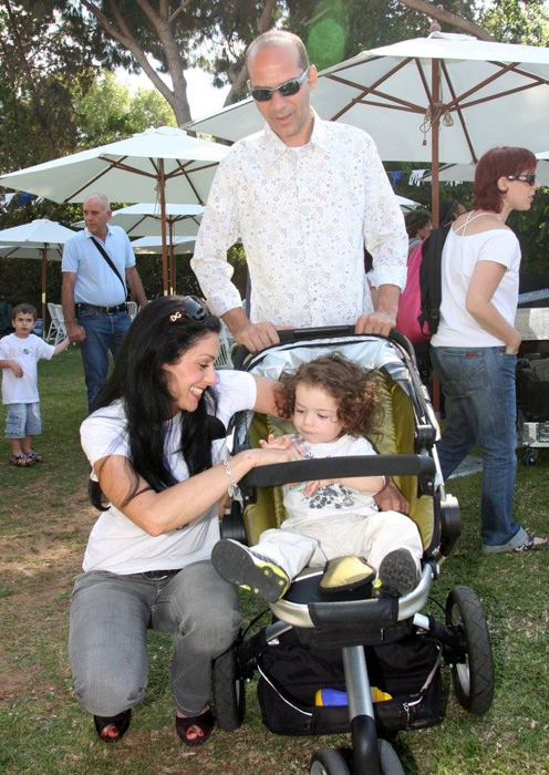 לקחה את המיליון אבל סיימה על מדרגות הרבנות. נעמה קסרי עם בעלה לשעבר סידני (צילום: ענת מוסברג) לקחה את המיליון אבל סיימה על מדרגות הרבנות. נעמה קסרי עם בעלה לשעבר סידני (צילום: ענת מוסברג)