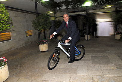 בוש על האופניים בחצר בית ראש הממשלה בירושלים (צילום: אבי אוחיון, לע"מ) (צילום: אבי אוחיון, לע