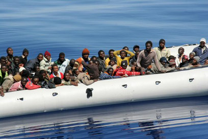 מהגרים אפריקנים באי האיטלקי למפדוזה (צילום: AFP) (צילום: AFP)