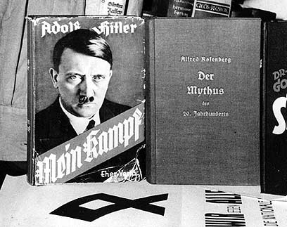 גם למכירה: עותק ראשון של "מיין קאמפף" שהקדיש היטלר לרודולף הס (צילום: AP) (צילום: AP)