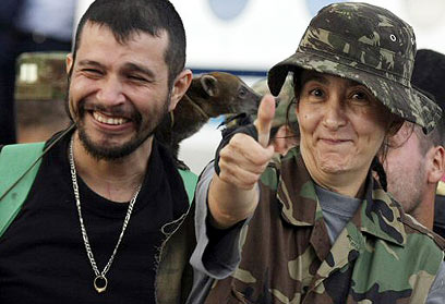 אינגריד בטאנקור לאחר שחרורה משבי FARC ב-2008 (צילום: רויטרס) (צילום: רויטרס)