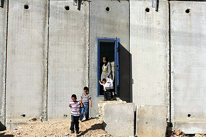 Security barrier in Beit Hanina (Photo: Reuters) (Photo: Reuters)