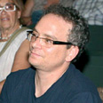 משתכשך בבלונד: יזהר אשדות