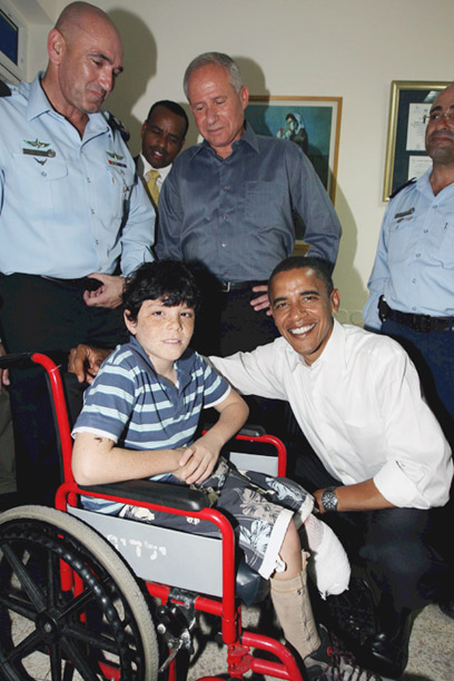 אובמה ביולי 2008 בשדרות, עם אושר טויטו שנפצע מקסאם (צילום: גדי קבלו) (צילום: גדי קבלו)