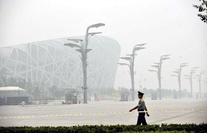 אובך כבד בפארק האולימפי בבייג'ינג  (צילום: AFP) (צילום: AFP)