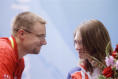 רגע אינטימי בין שני ספורטאים אולימפיים. ניצחון זה לא הכל (צילום: AP) (צילום: AP)
