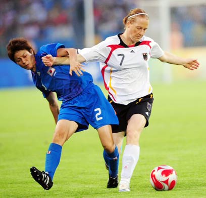 גרמניה נגד יפן בעוד משחק כדורגל אולימפי (צילום: AFP) (צילום: AFP)