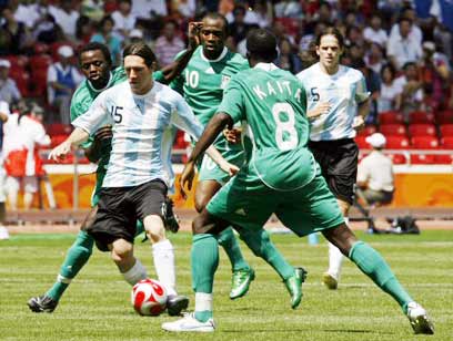 מסי בגמר מול ניגריה, אז עוד עם מספר 15 (צילום: רויטרס) (צילום: רויטרס)