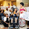 המפגינים מול ביתה של יולי תמיר