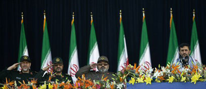 ארכיון. נשיא איראן עם בכירי משמרות המהפכה (צילום: רויטרס) (צילום: רויטרס)