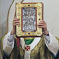 האפיפיור מחזיק ספר תנ"ך