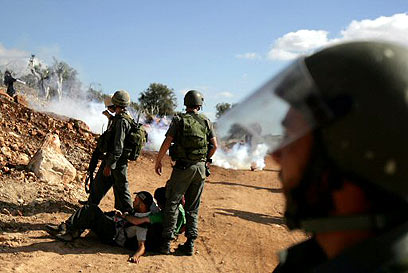 Clashes near separation fence (Photo: AFP)