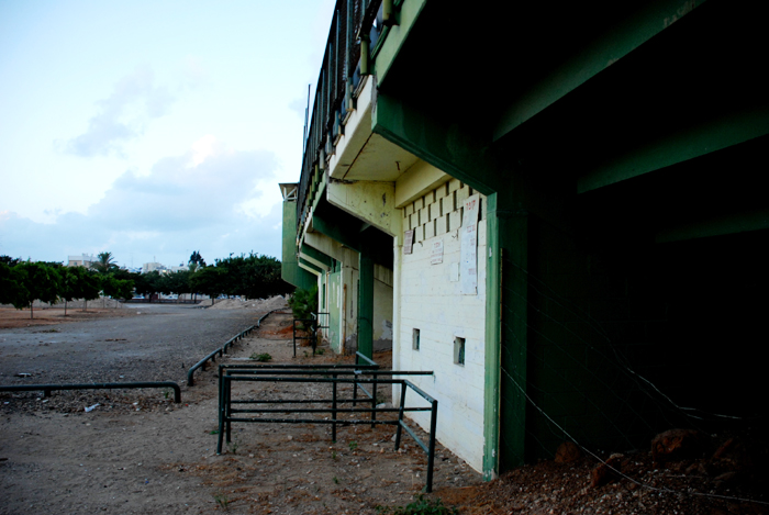 אצטדיון מכבי יפו לפני שנהרס. למטה: תשריט התוכנית מתוך תוכנית המתאר העירונית (צילום: אור אלתרמן) (צילום: אור אלתרמן)