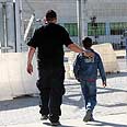 אחד היתומים מלווה למעבר ארז