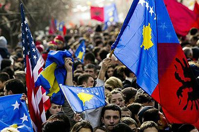 סרביה ורוסיה מונעות ההצטרפות לאו"ם. חוגגים עצמאות בקוסובו (צילום: AFP) (צילום: AFP)