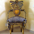 כורסא מצופה זהב