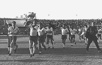 נבחרת ישראל חוגגת זכיה ב-1964 (צילום: משה פרידן, לע"מ) (צילום: משה פרידן, לע