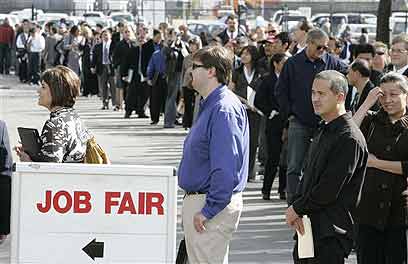 תור בלשכת אבטלה בארה"ב (צילום: AP) (צילום: AP)