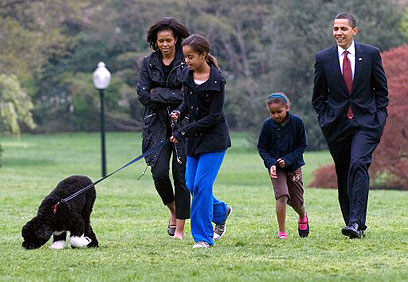 המשפחה הנשיאותית, פלוס הכלב בו (צילום: AFP) (צילום: AFP)